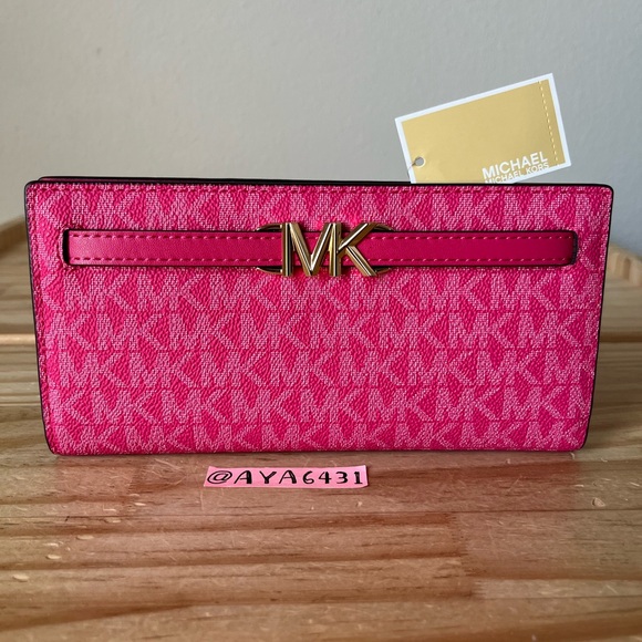 Michael Kors Wallet🎈🎈 - Picture 1 of 7